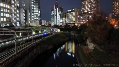 AQUOS wish4の写真作例。夜間のビル、電車、川が写っている。