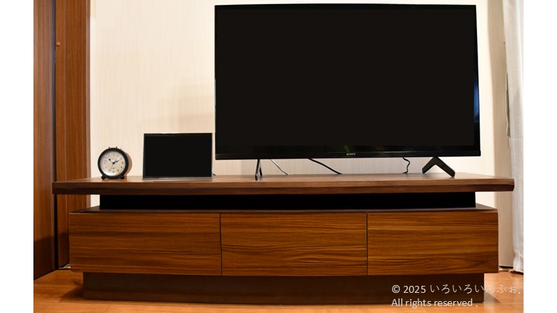 時計とフォトフレームとテレビの配置