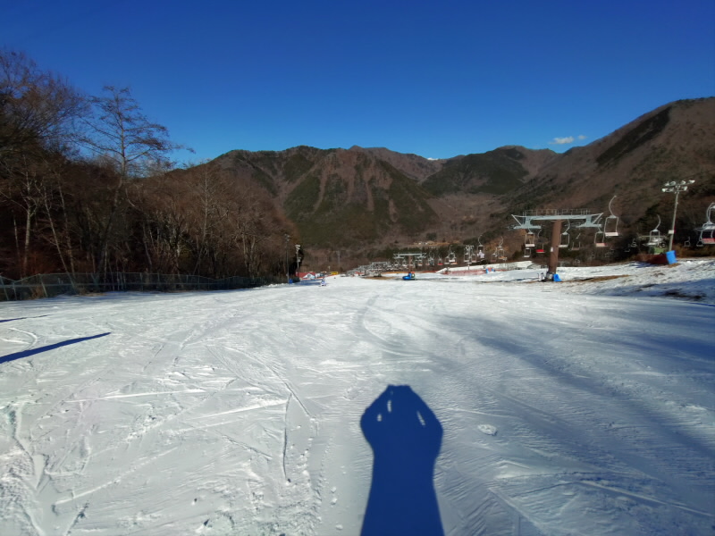 横幅が十分あるスキー場の斜面の画像